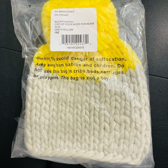 NWT✨Free People Cozy Up Color Blocked Beanie gray/yellow - Picture 3 of 4